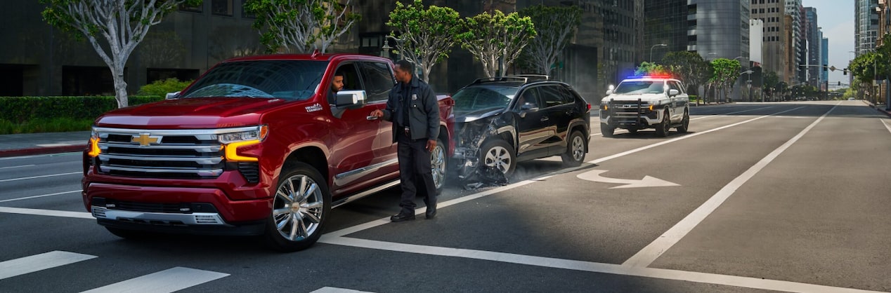 A police officer assisting drivers after a car accident in the city